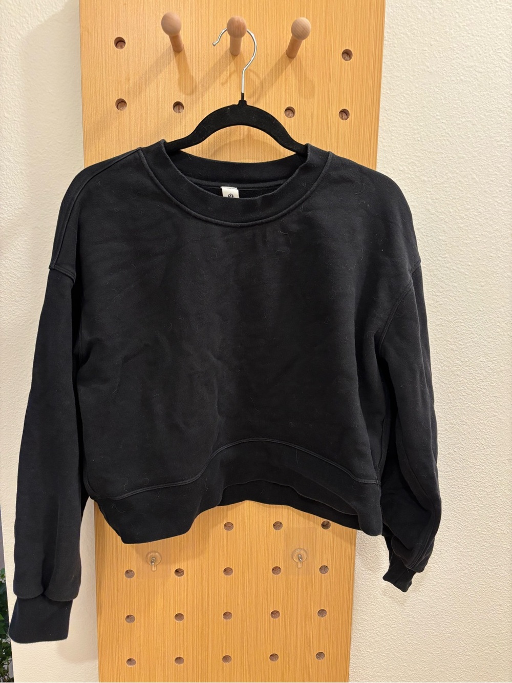 Lulue Black Cropped Crewneck Sweatshirt
